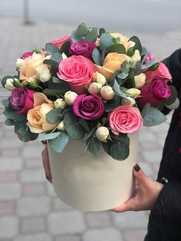 Цветочная композиция из Розы в шляпной коробке в Коркино