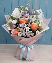 Букет цветов из:  Лизиантусы, Розы, Альстромерии и Гипсофила в Коркино
