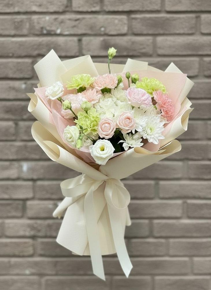 Букет цветов из: Гвоздики, Розы, Лизиантусы и Хризантемы в Коркино