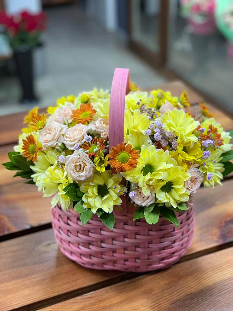 Цветочная композиция из Хризантемы и Розы в корзине в Коркино